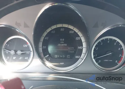 2010 Mercedes-Benz C 300 Luxury/Sport z USA, uszkodzony, nr VIN WDDGF5EB0AR086224